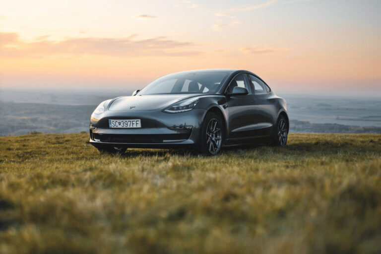 Comment les mises à jour logicielles Tesla influencent votre assurance
