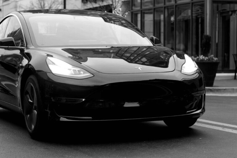 Assurance Tesla Model 3 : pourquoi est-elle moins chère que les autres modèles ?