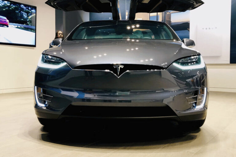 Guide d’achat Tesla neuve vs occasion : impact sur votre assurance