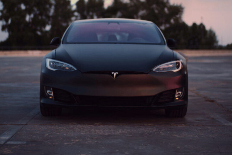 Comment l’Autopilot impacte votre contrat d’assurance Tesla