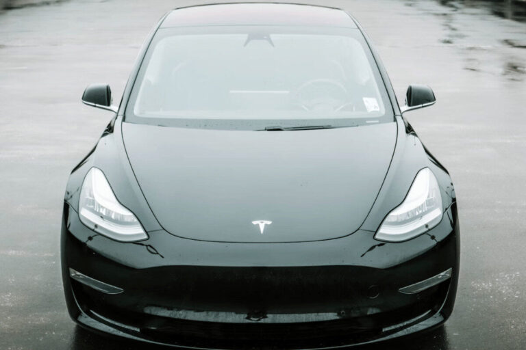 Guide complet : recharger votre Tesla à domicile (installation, coûts, assurance)