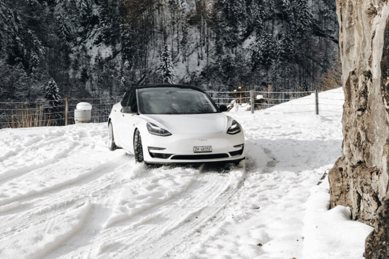 Tesla Model Y vs Model 3 : quelle est la plus économique à assurer et à entretenir ?