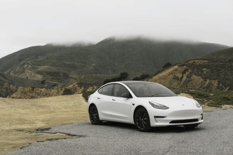 Assurance batterie Tesla : ce qu’il faut savoir pour être bien couvert