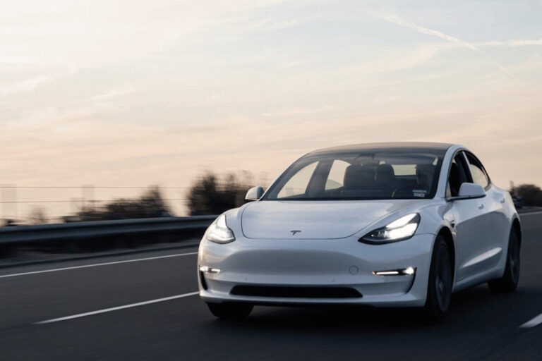 Les avantages des assurances spécialisées Tesla vs. assurances traditionnelles
