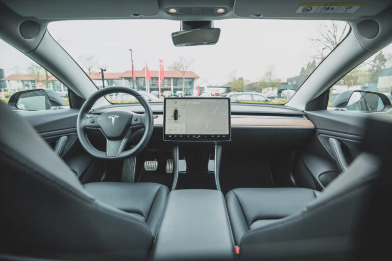 Tesla assurance arrive-t-elle en France ? Analyse et alternatives