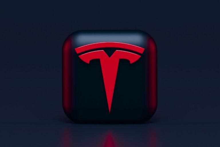 Tesla assurance arrive-t-elle en France