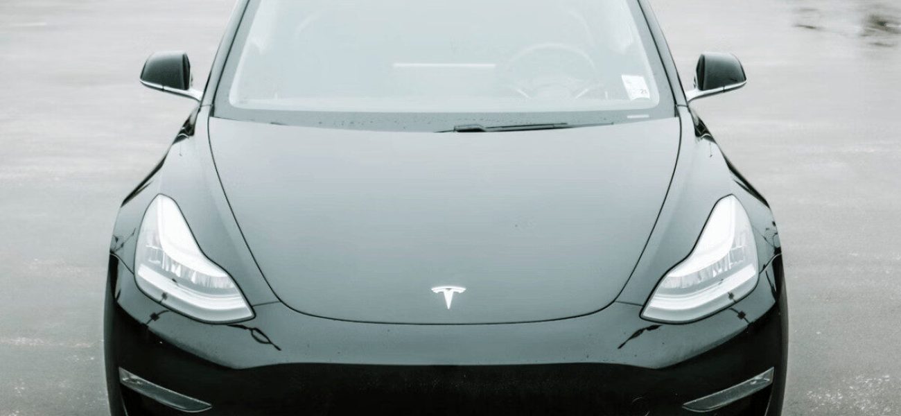Guide complet : recharger votre Tesla à domicile (installation, coûts, assurance)